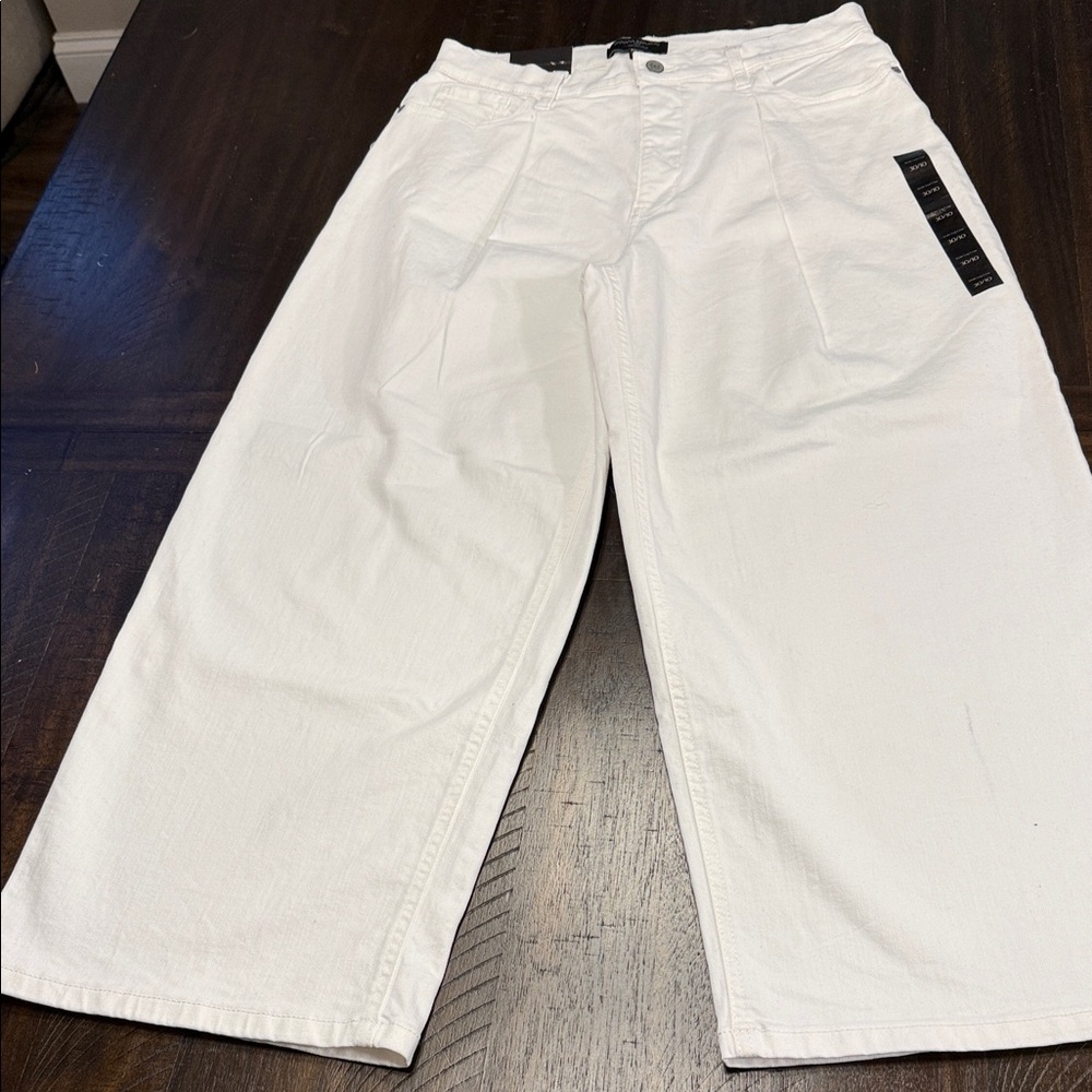 Banana Republic white wide leg crop jeans (pleated)❤️
Size 30/10